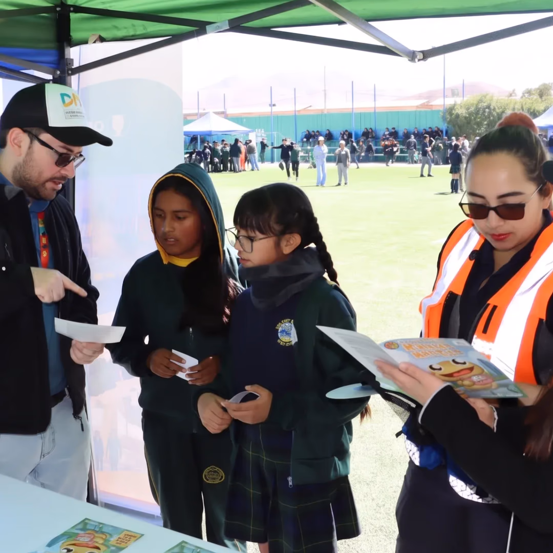 Ministro Hales fortalece vínculo con estudiantes de Calama en Feria Laboral
