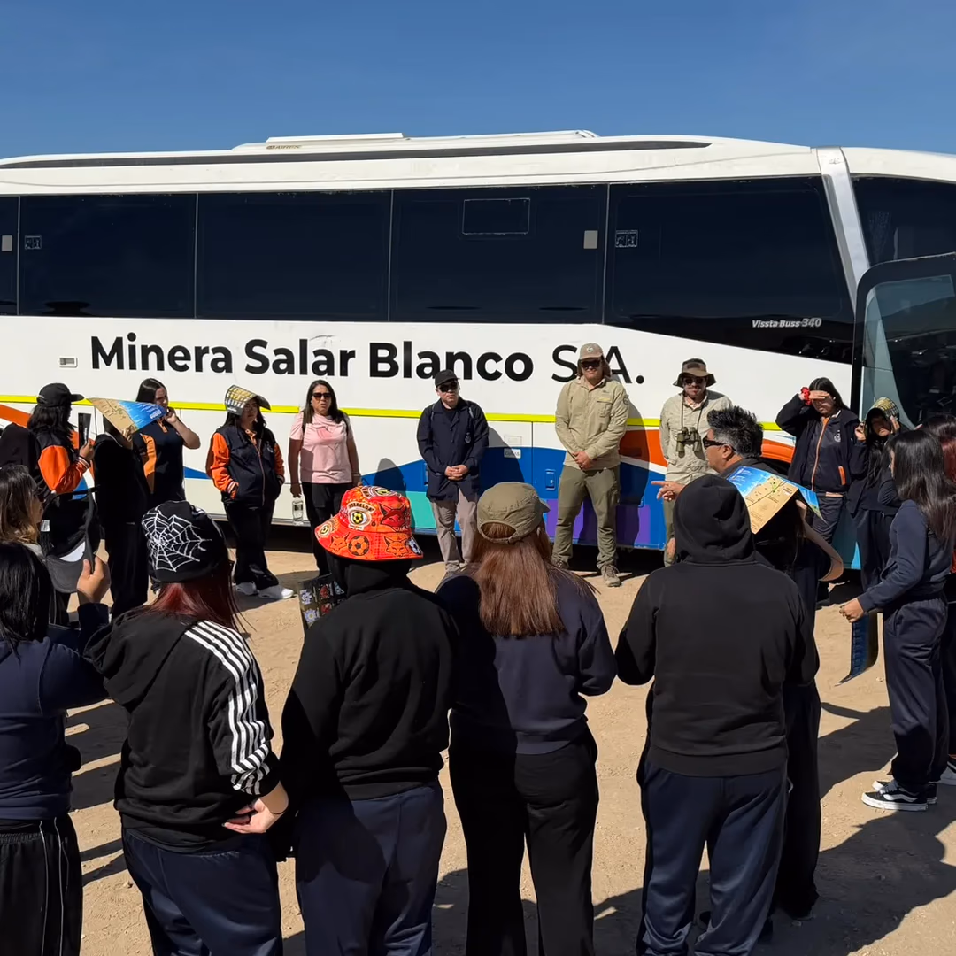 Minera Salar Blanco y CORPROA impulsan colaboración para acercar el Desierto Florido a estudiantes de Copiapó