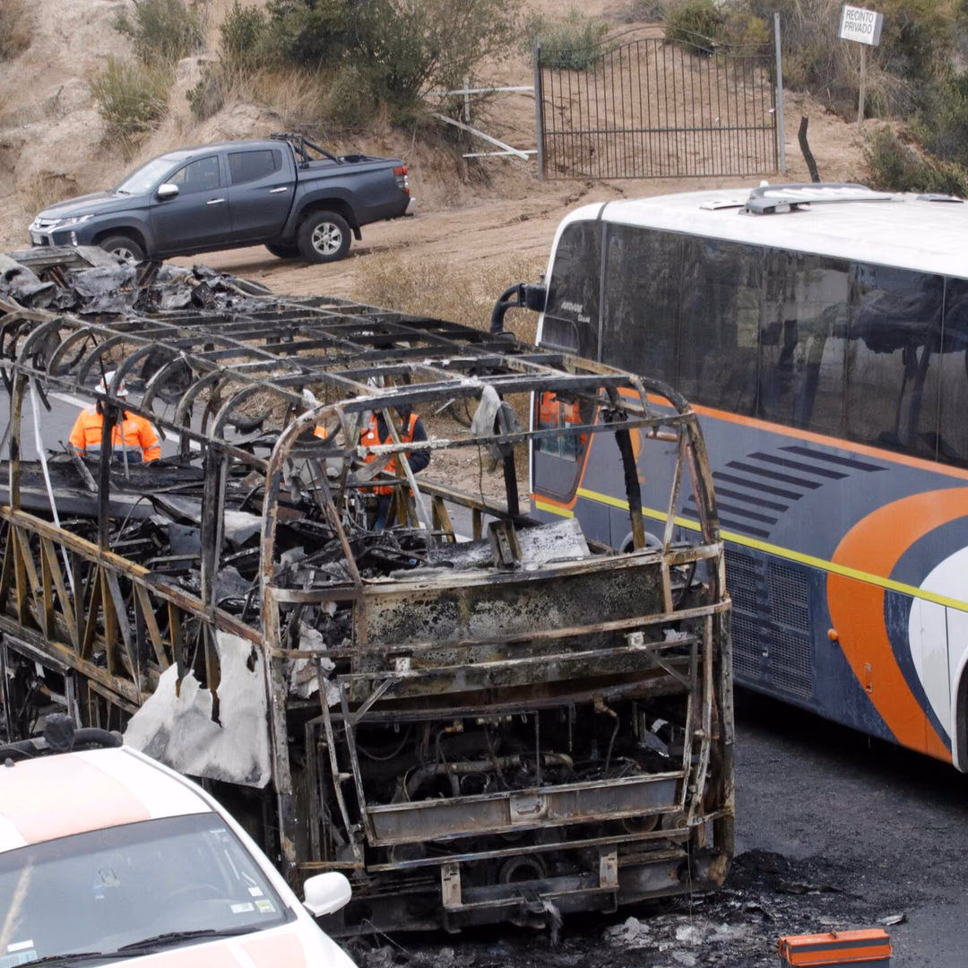 Incendio de bus en Carretera El Cobre pone en peligro a trabajadores de El Teniente