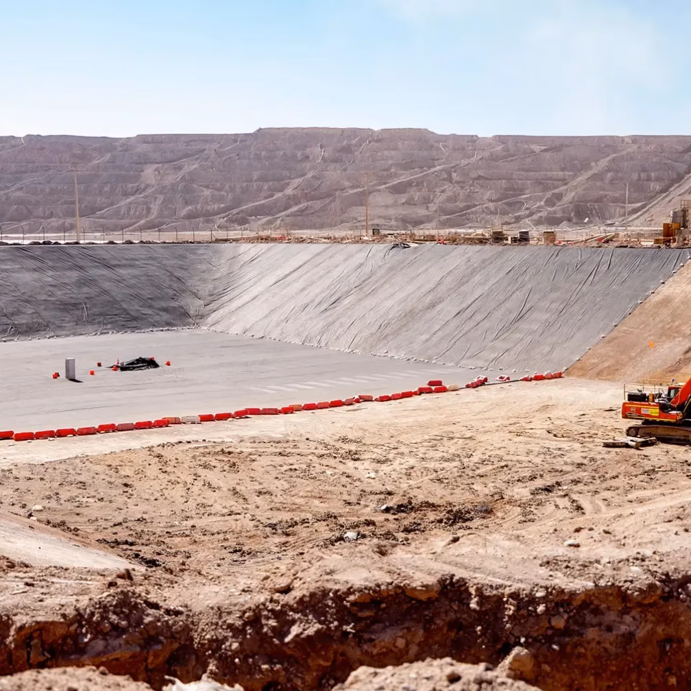 Lomas Bayas: US$16 millones para blindar su contención — la obra silenciosa que define la sostenibilidad