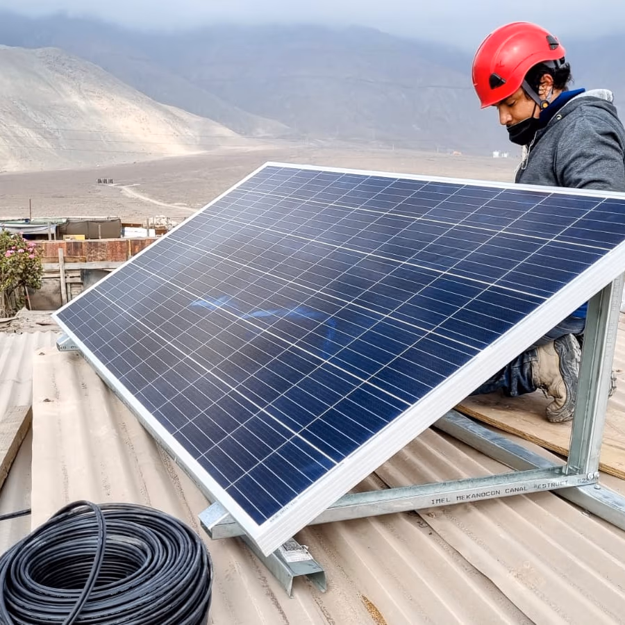 Minera Centinela instaló paneles solares en 24 hogares de Michilla
