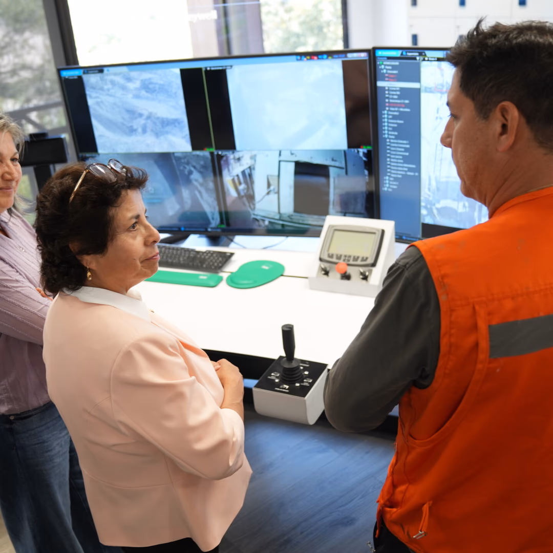 Ministra de Minería visitó el Centro Integrado de Operaciones (CIO) de El Soldado