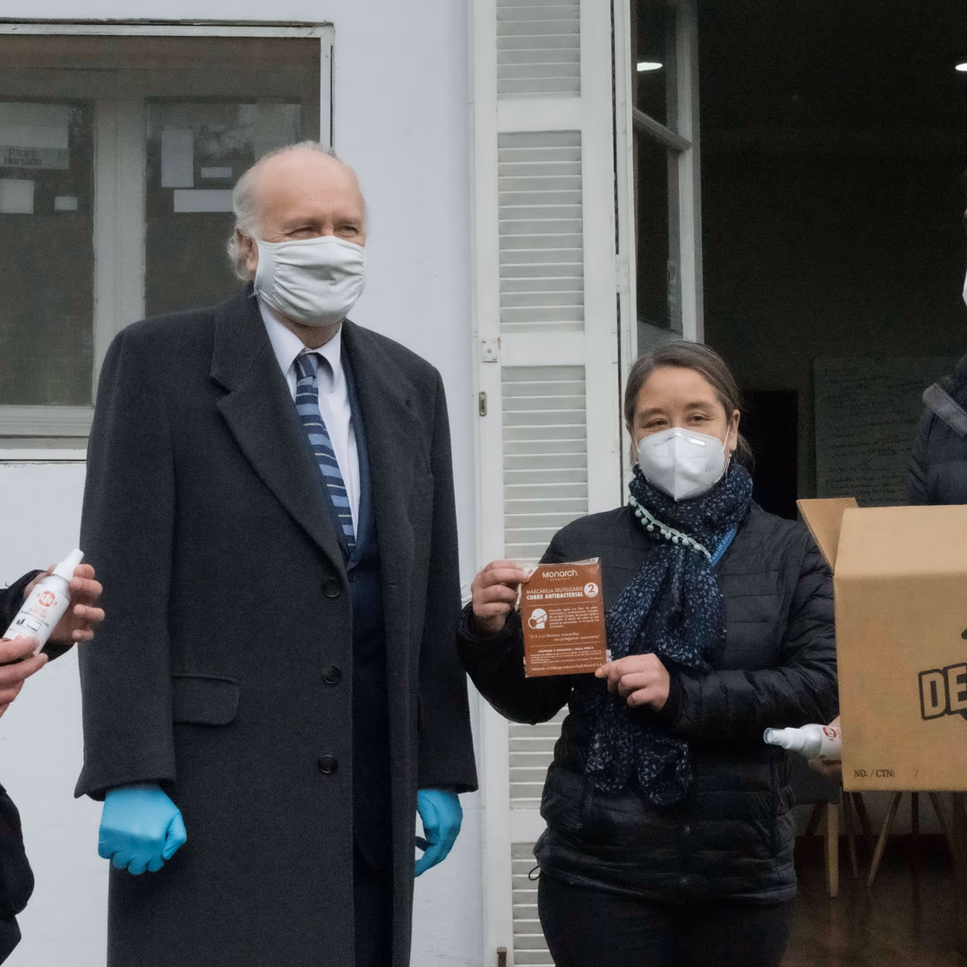 Ministro Prokurica entrega mascarillas y aerosoles con nanopartículas de cobre a funcionarios de salud de Padre Hurtado
