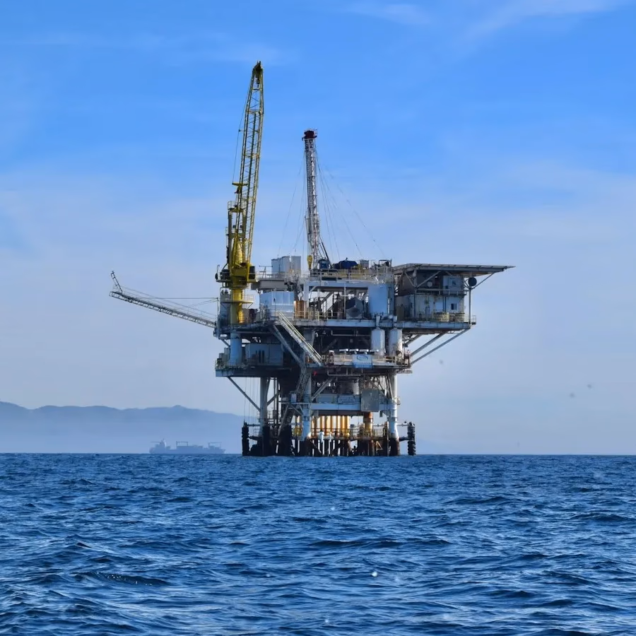 Petróleo sube sobre US$ 114 por tensión en Irán y salida de Emiratos Árabes Unidos de la OPEP