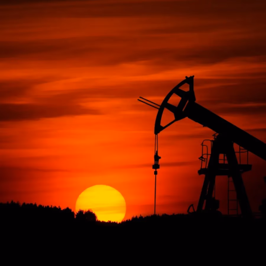 Precio del petróleo supera US$112 y Ormuz amenaza con sostener el rally hasta 6 meses