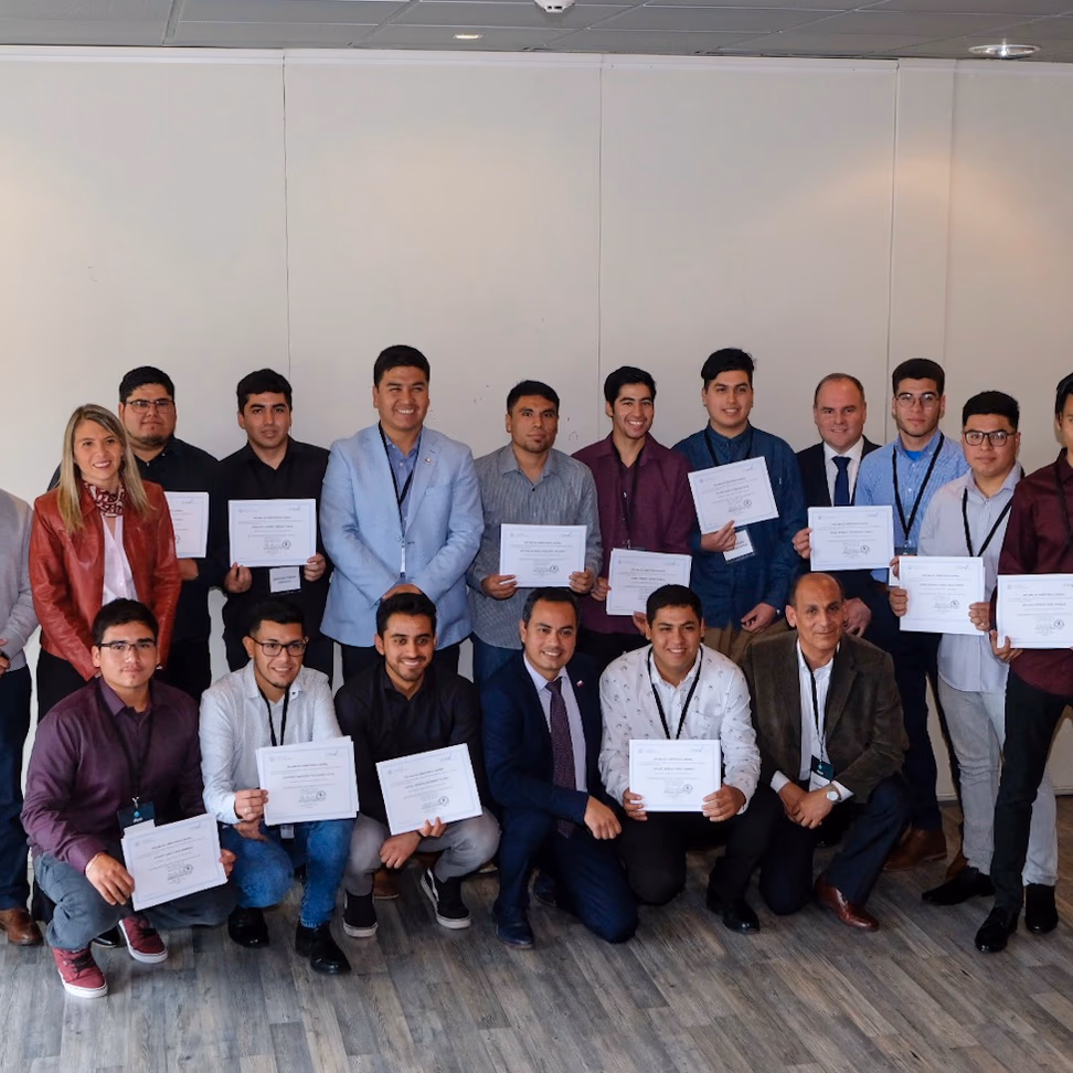 Red ELEVA, Finning y Minera Antucoya certifican competencias laborales de 16 jóvenes en minería