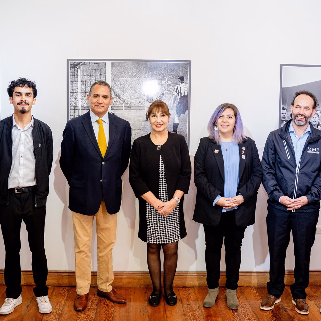 Sala de Arte Casa Collahuasi celebra el mes de la chilenidad con homenaje al goleador pampino Jorge Robledo