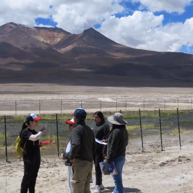 10 monitores ambientales quechua se forman en Ascotán para medir agua, caudal y biodiversidad