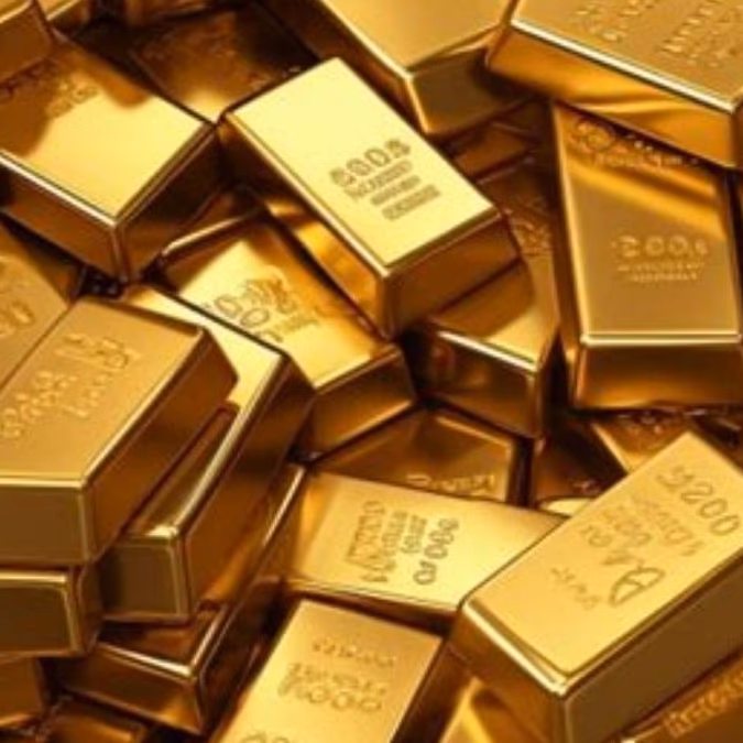 Oro cae más de 2% y plata pierde cerca de 4% con el petróleo sobre US$100