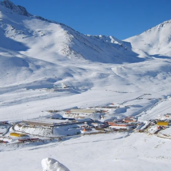 Barrick activa traslado en helicóptero de 39 trabajadores aislados en Alto del Carmen