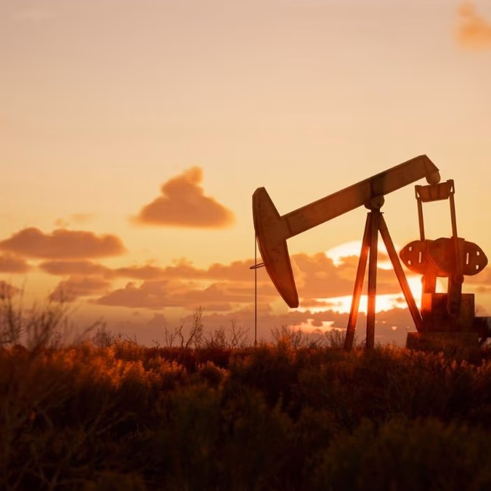 Petróleo cae cerca de 3% por señales de menor tensión entre EE.UU. e Irán: impacto podría llegar a combustibles en Chile