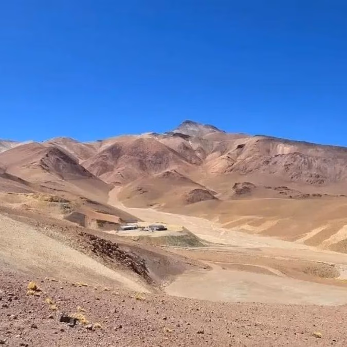 Argenta Silver define más de 20 blancos en El Quevar tras detectar plata de alta ley en superficie