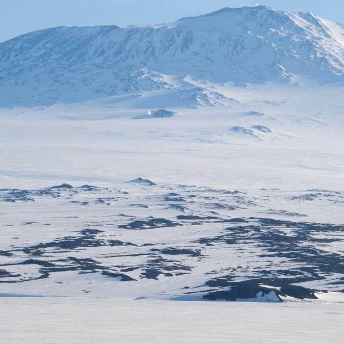 Científicos identifican una estructura geológica en forma de abanico bajo más de 3.000 metros de hielo en la Antártida Oriental