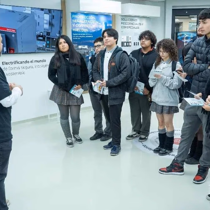 ABB promueve la vinculación educativa con jóvenes de Pudahuel en programa "Socios por un día"