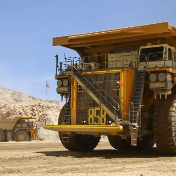 Antofagasta Minerals abre más de 40 vacantes en minería con sueldos competitivos y turnos 4×3 y 7×7