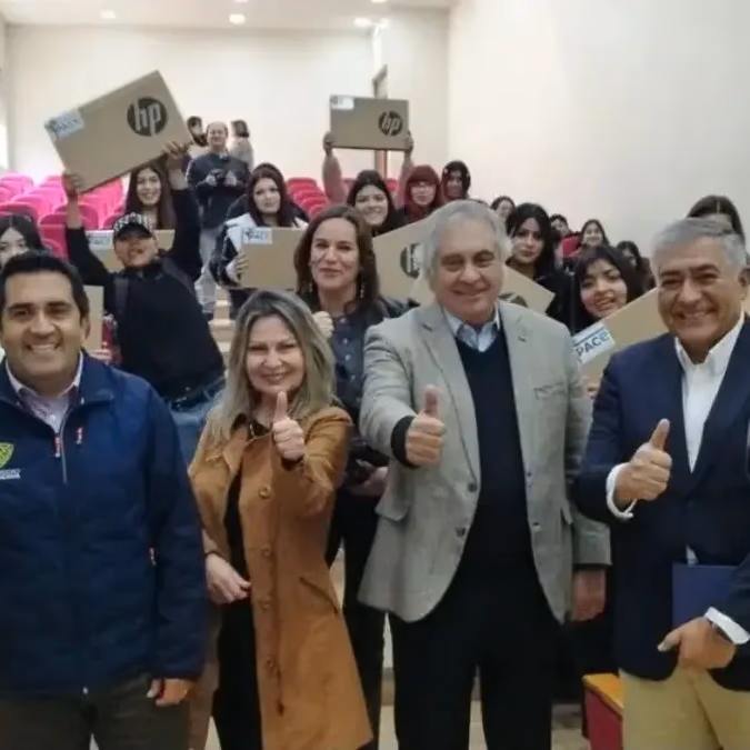 Apoyo tecnológico a estudiantes universitarios de Atacama por Minera Candelaria