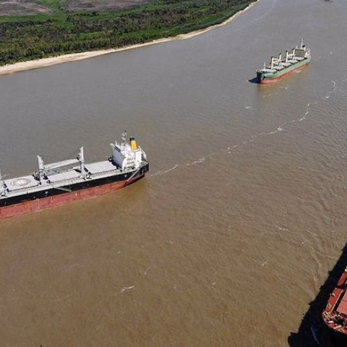 Argentina: Combustible en Espera: Buques Detenidos en el Río de la Plata Aguardan Autorización Gubernamental para Pago en Dólares