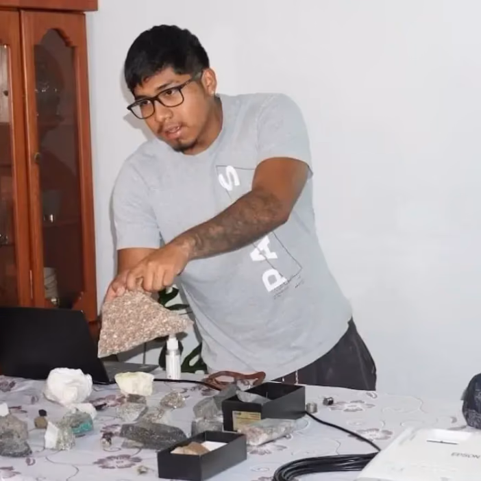 Becado de El Abra hizo exposición sobre minerales característicos a comunidad de Cebollar-Ascotán