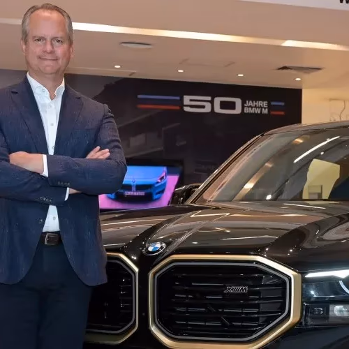 BMW prevé tener un 50% de su flota electrificada a 2030 mientras mantiene inversión en autos a combustión