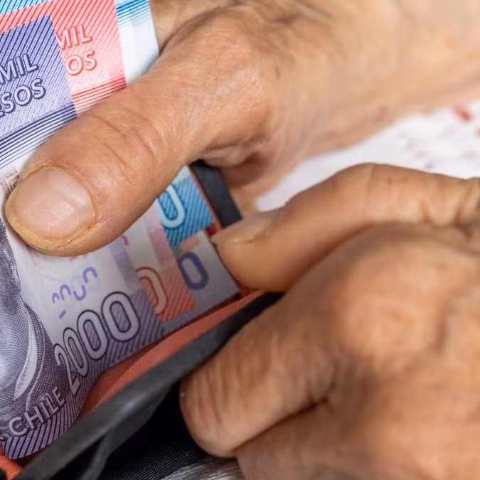 Bono Invierno 2025: Gobierno entrega $81.000 automáticos a adultos mayores que cumplan estos requisitos