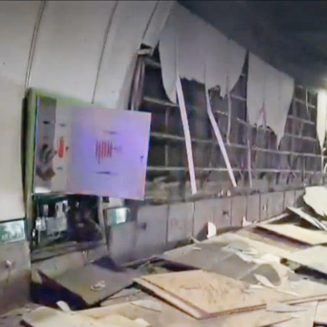 Camión pierde carga y provoca daños en túnel de Costanera Norte