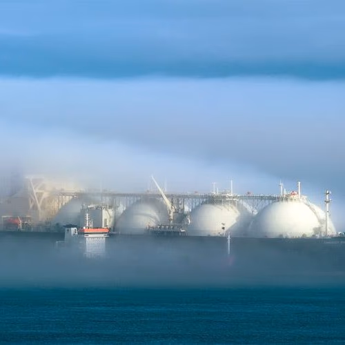China está revendiendo silenciosamente su exceso de GNL ruso a Europa