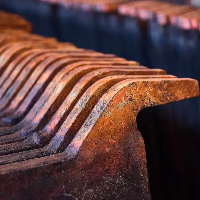 Cobre cae 0,4% desde su récord de US$13.407: la señal china que enfrió a los metales base