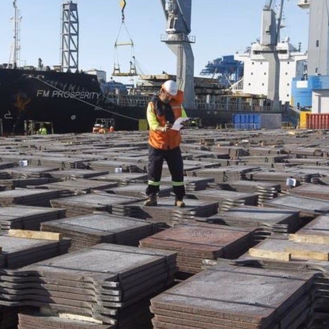 Cobre en LME cae por señales comerciales dispares y tenues datos económicos chinos