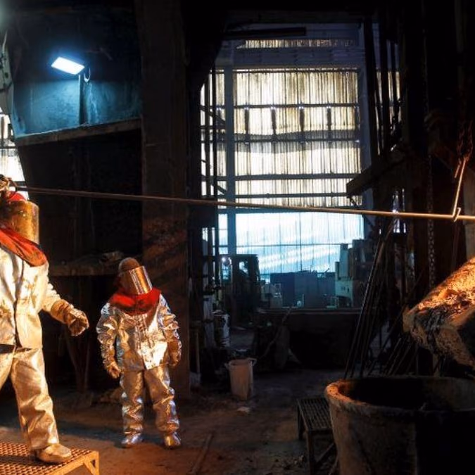 Cobre opera estable, atención puesta en comercio y demanda china