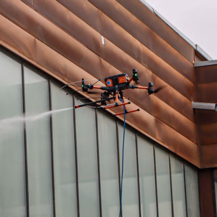 Codelco implementa tecnología de drones para limpieza industrial, aumentando seguridad y reduciendo consumo de agua en un 80%