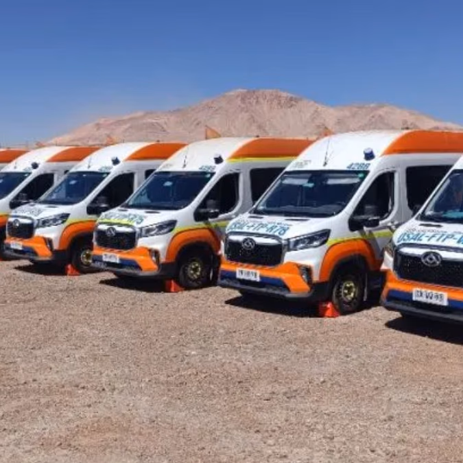Codelco Salvador suma 10 minibuses eléctricos a su flota sustentable