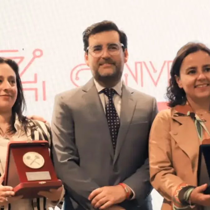 Convención Anual del Instituto de Ingenieros de Minas de Chile destaca compromiso con la innovación y premia a empresa minera