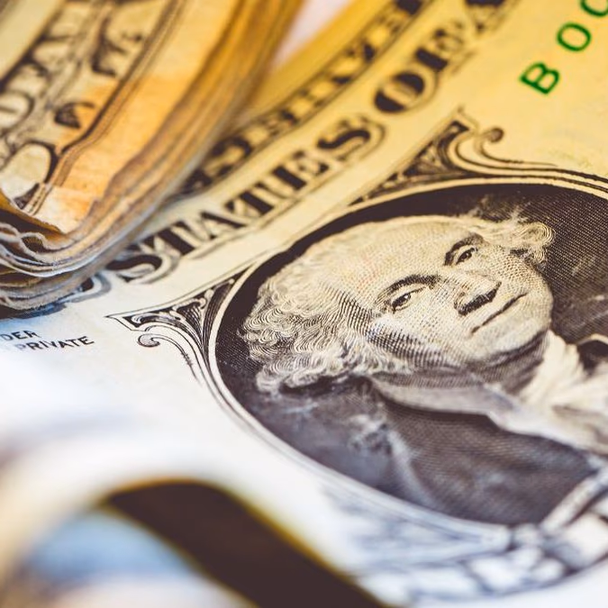 Dólar alcanza los $1.000 tras IPC de marzo y tensión comercial impulsada por Trump