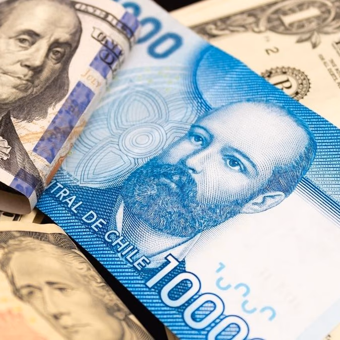 Dólar cae a $973 apoyado en el repunte del cobre y debilitamiento global de la divisa