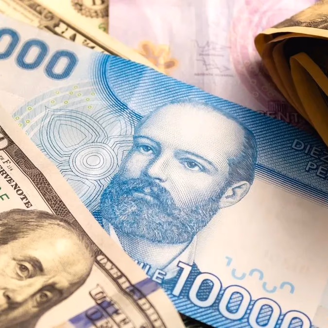 Dólar cierra en $895 y anota avance semanal de casi $20 frente al peso chileno