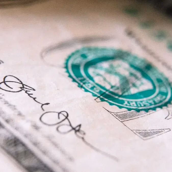 Dólar en Chile salta a $871 y el Brent toca US$82: la escalada con Irán reordena el mercado