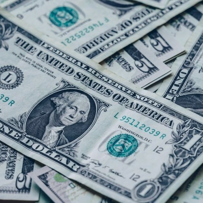 Dólar en Chile alcanza $946,7 tras caída del cobre y presión global