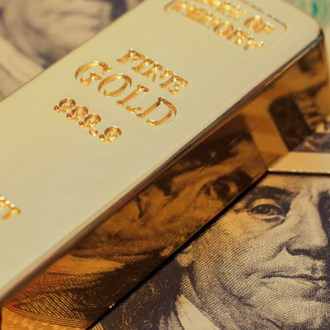 El ciclo de deuda sugiere un aumento en el precio del oro, según Sprott