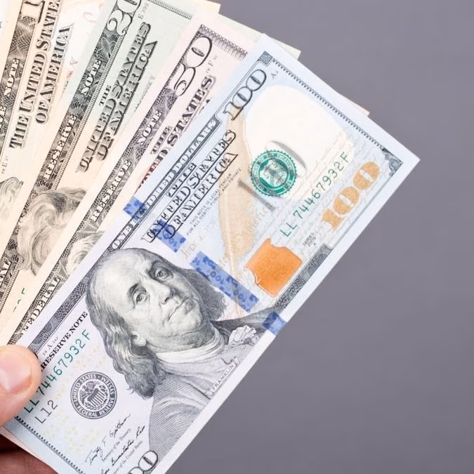 Dólar se estabiliza en $941,4 mientras mercados esperan decisiones clave de bancos centrales