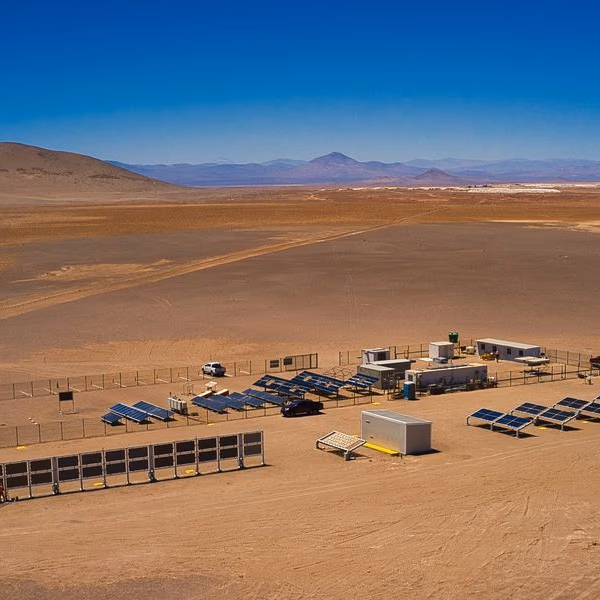 El innovador panel solar desarrollado en Chile que produce energía por ambos lados