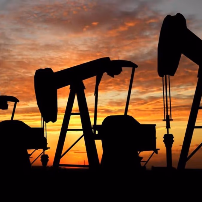 El petróleo Brent cae bajo los US$60 tras escalada arancelaria entre China y EE.UU.