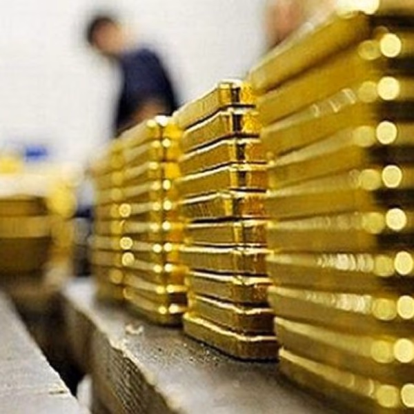 El precio del oro se acerca al mínimo de 11 meses con el dólar ganando la batalla de los refugios