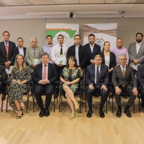 Entrega certificados a personas competentes de la comisión minera