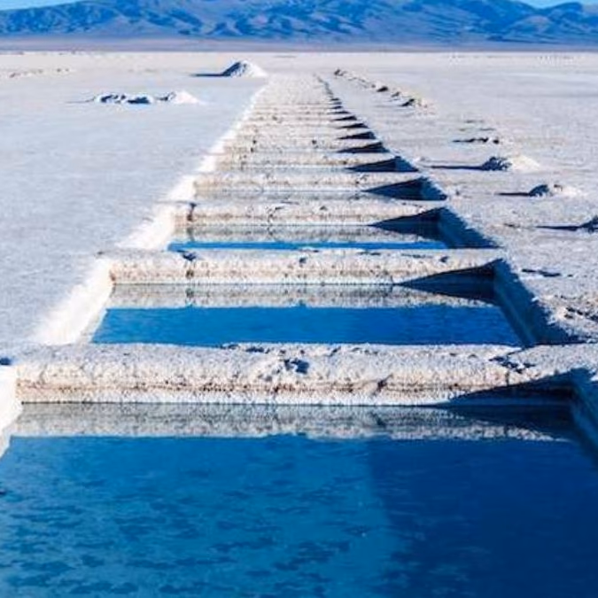 Fitch anticipa que la estrategia de Chile sobre el litio beneficiará a SQM y el impacto positivo en Albemarle será limitado