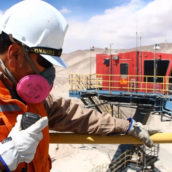 Vacantes en minería pagan hasta $3,5 millones líquidos: revisa los cargos y cómo postular