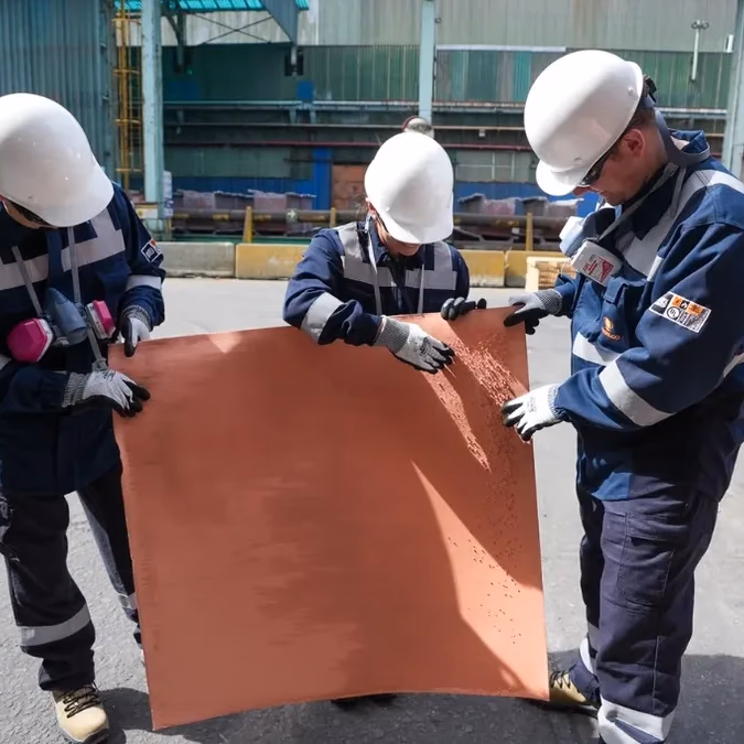 Chile estudia usar cobre de Codelco en componentes de satélites nacionales