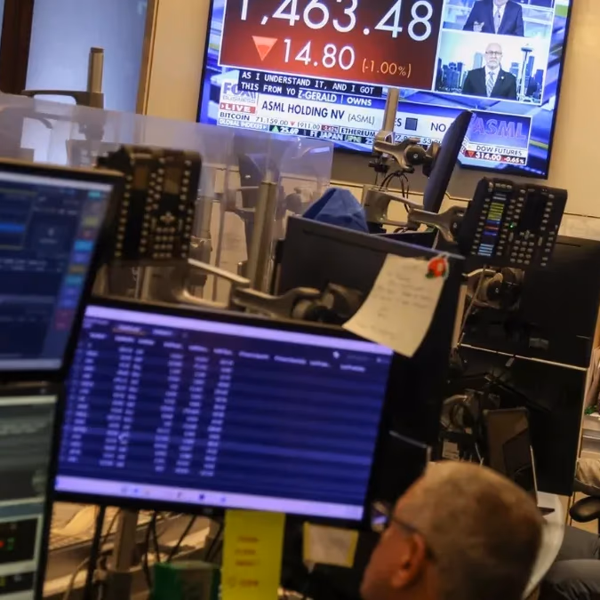 Wall Street retrocede por presión sobre acciones de IA, alza del petróleo y expectativas de tasas más altas