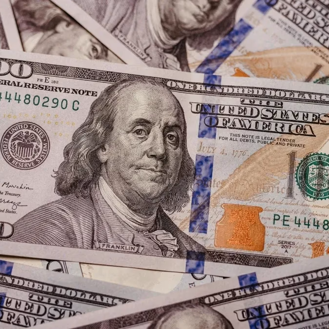 Dólar recorta fuerte avance mientras los bonos de EE.UU. retroceden desde el 5%
