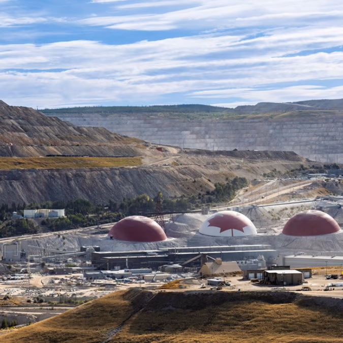 Huelga de más de 1.200 trabajadores reduce la operación de la mayor mina de cobre de Canadá