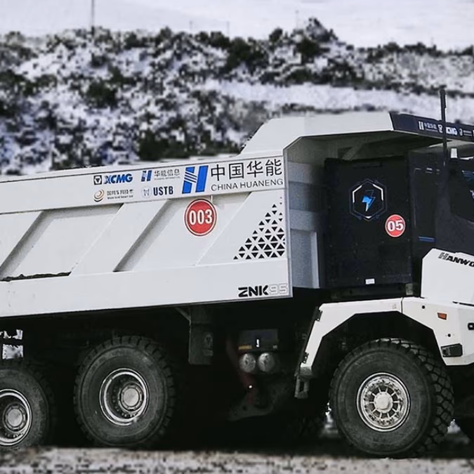 Cien camiones sin cabina descargan en una mina china donde el invierno llega a −36 °C